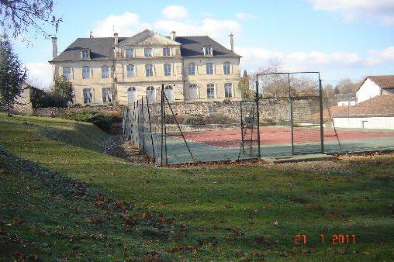 Location de vacances - Villa à Azerat - Terrain de tennis dans le village