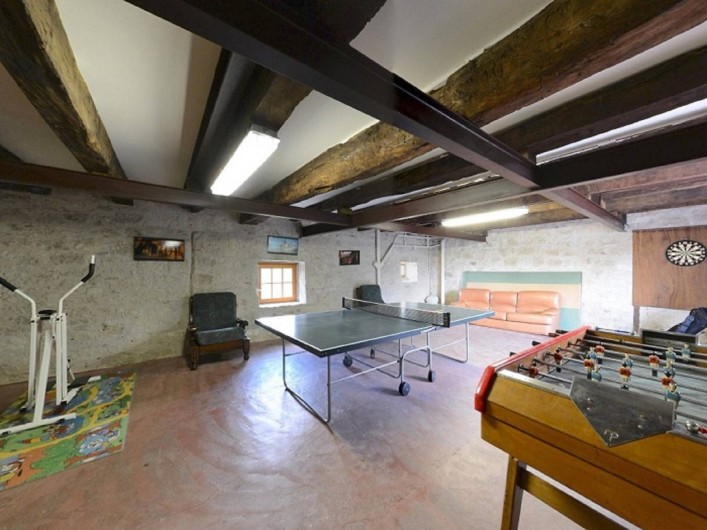 Location de vacances - Gîte à Dondas - salle de jeux avec ping pong baby foot ancien