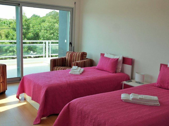 Location de vacances - Villa à São Martinho do Porto - Chambre étage, 2 lits simples + 1 lit pliant + 1 lit bébé, sdd et terrasse