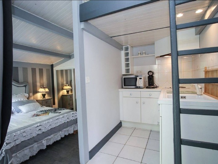 Location de vacances - Villa à Vezac - Chambre rez de jardin et sa  kitchenette.