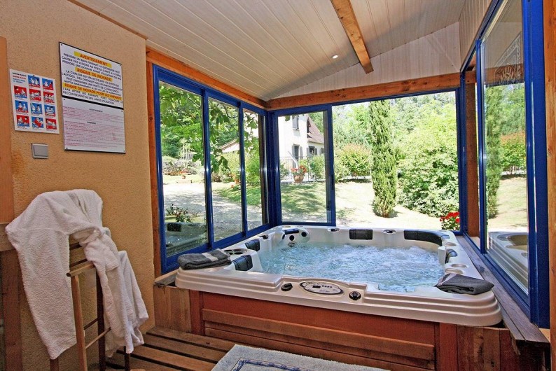 Location de vacances - Villa à Vezac - Jacuzzi
