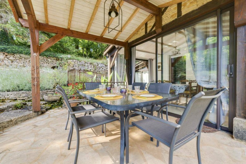 Location de vacances - Villa à Vezac - Terrasse couverte coté piscine