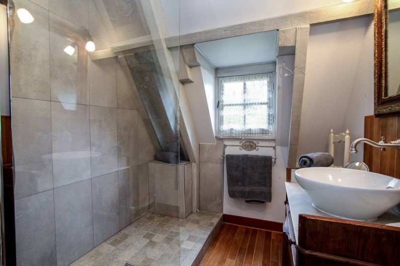 Location de vacances - Villa à Vezac - Salle d'eau à l'étage