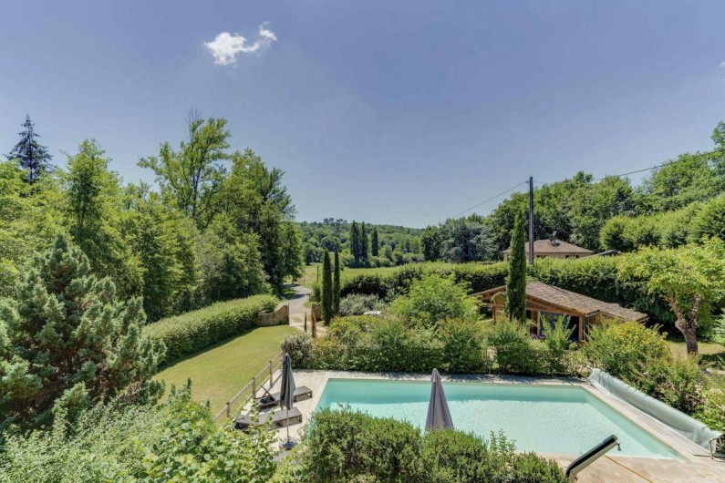 Location de vacances - Villa à Vezac - piscine,vue sur le jardin
