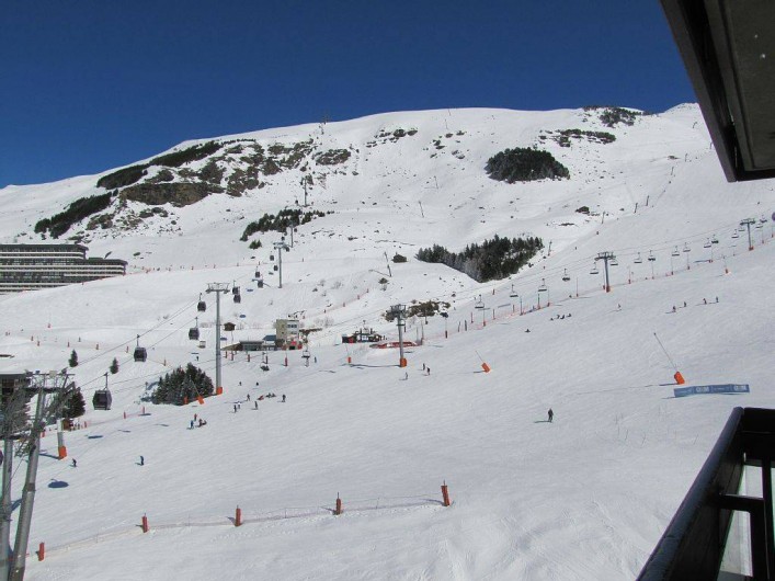 Location de vacances - Appartement à Les Menuires - La piste des Ménuires vue des chambres