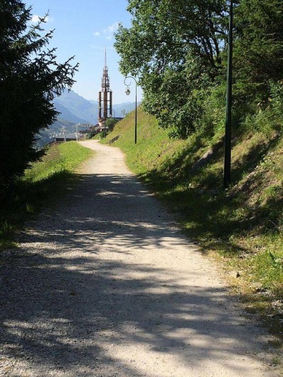 Location de vacances - Appartement à Les Menuires - Chemin piéton en balcon entre la croisette et reberty