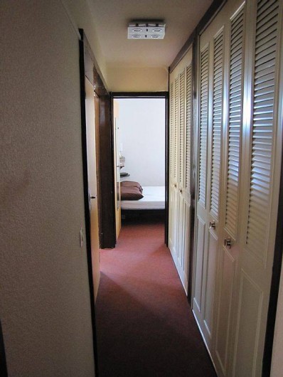 Location de vacances - Appartement à Les Menuires - couloir d'accès chambres, salle de bains, et WC