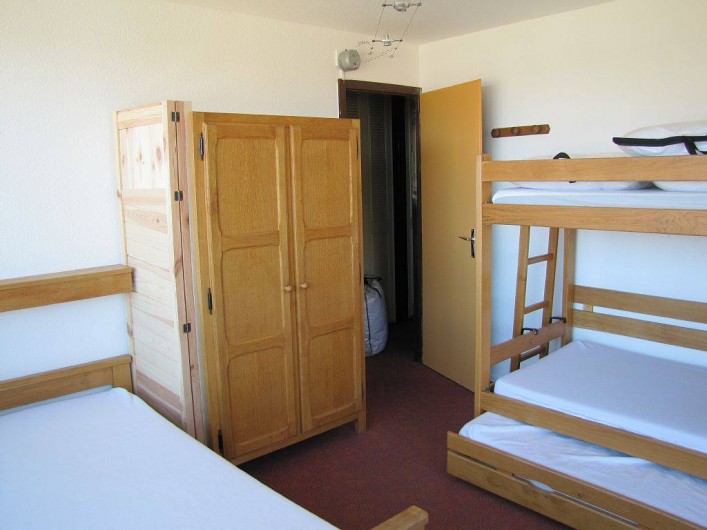 Location de vacances - Appartement à Les Menuires - chambre 4 couchages vue du balcon