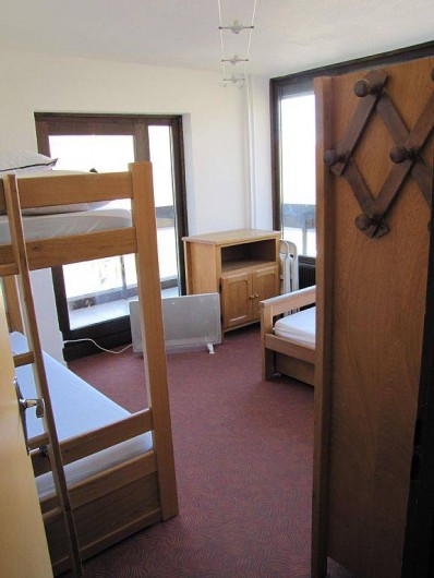 Location de vacances - Appartement à Les Menuires - chambre 4 couchages vue de l'entrée