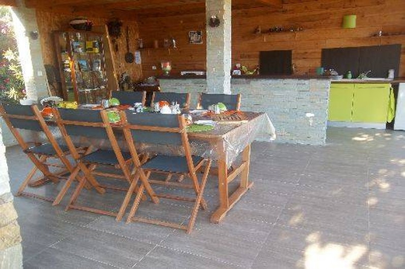 Location de vacances - Chambre d'hôtes à Rapale - Petit déjeuner dans la cuisine d'été