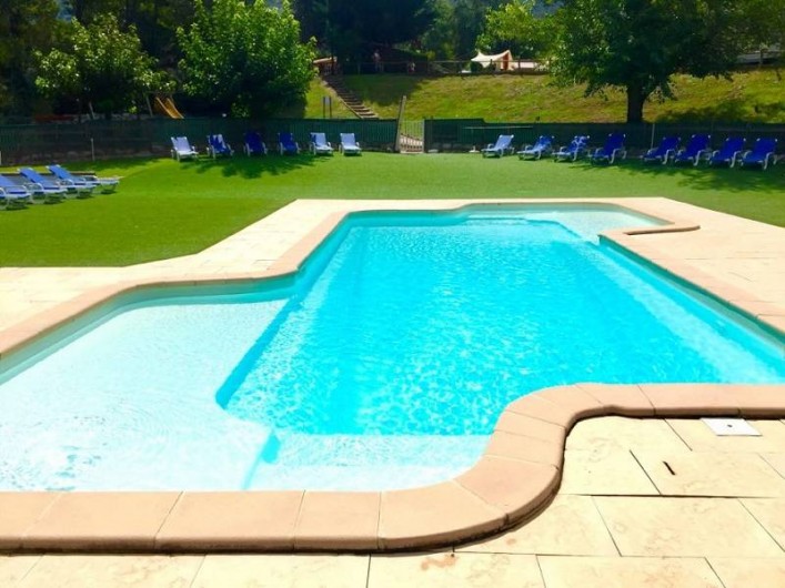 Location de vacances - Camping à Vernet-les-Bains - Espace piscine avec chaises longues