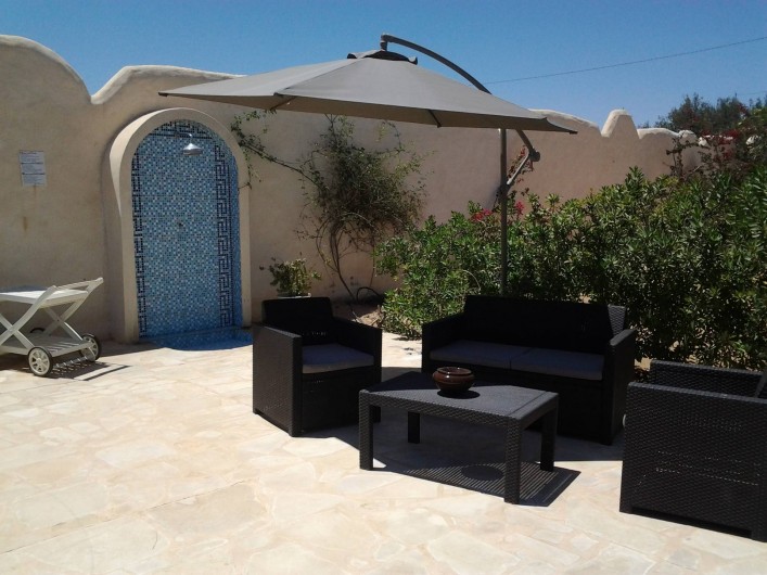 Location de vacances - Maison - Villa à Djerba - douche, salon de jardin, parasol