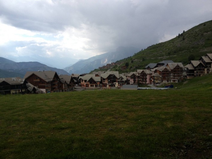 Location de vacances - Appartement à Valmeinier - Vue de l'appartement et de la station 
