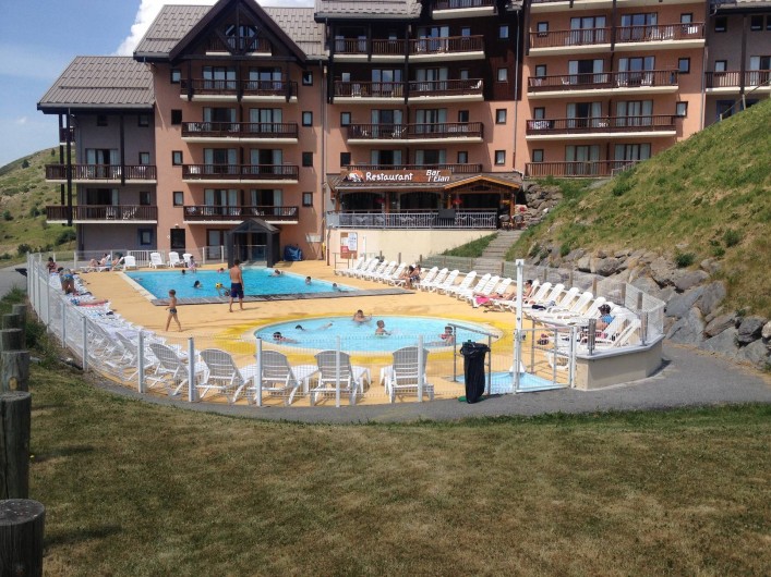 Location de vacances - Appartement à Valmeinier - Vue d'ensemble de la piscine 