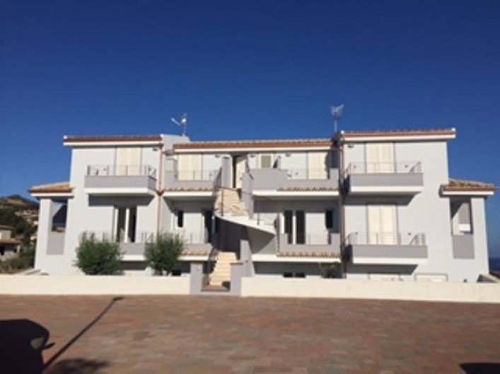 Location de vacances - Appartement à Lu Bagnu - Façade depuis le parking