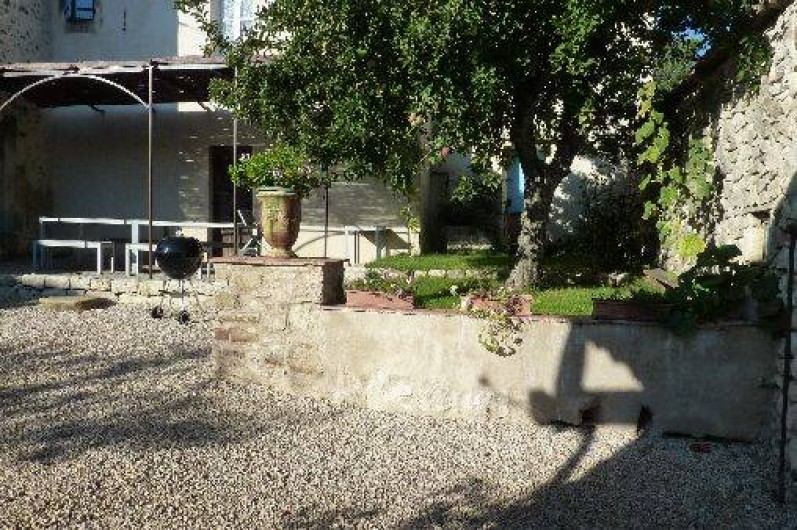 Location de vacances - Gîte à Oppedette - Cour pour les repas l'été