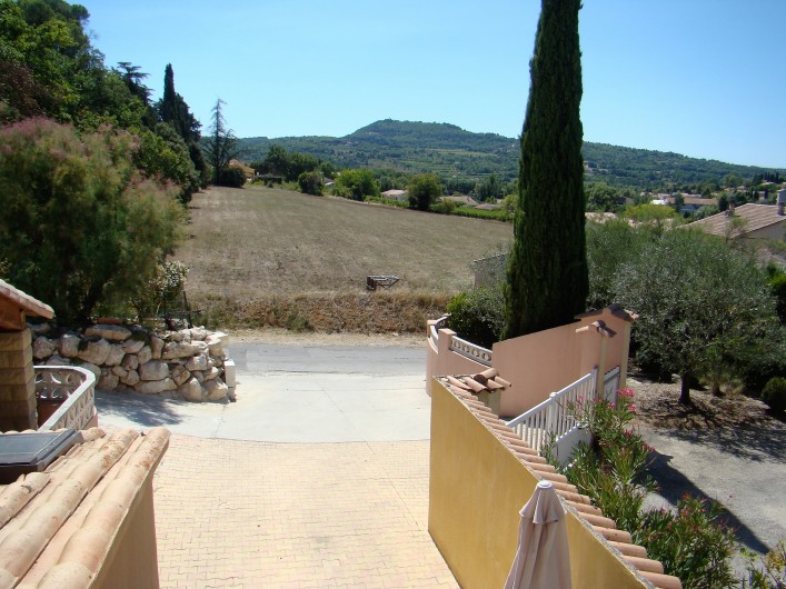 Location de vacances - Maison - Villa à Mormoiron - vue avant cyprès