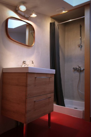 Location de vacances - Appartement à Puy-Saint-Martin - Salle de bain (avec lave linge).
