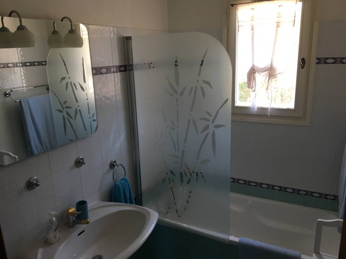 Location de vacances - Villa à Hyères - Salle de bain du haut