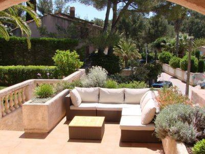 Location de vacances - Villa à Hyères - Salon d'extérieur