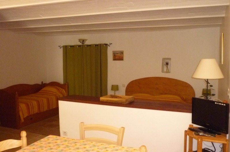 Location de vacances - Studio à Ansouis - - Coin chambre. - Lit 1 place 90 cm x 200 cm -Télévision - Internet.