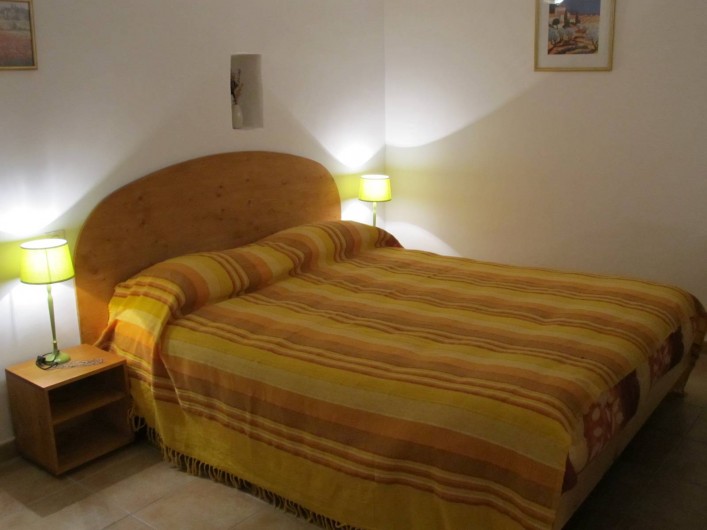 Location de vacances - Studio à Ansouis - - Grand lit 160 cm x 200 cm matelas confortable.