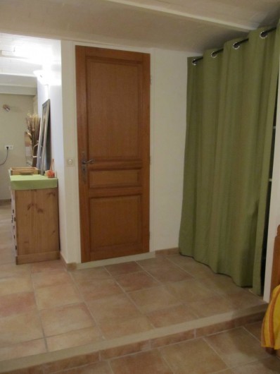 Location de vacances - Studio à Ansouis - - Salle d'eau indépendante  - Etagères de rangements