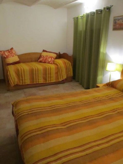 Location de vacances - Studio à Ansouis - Chambre et penderie.