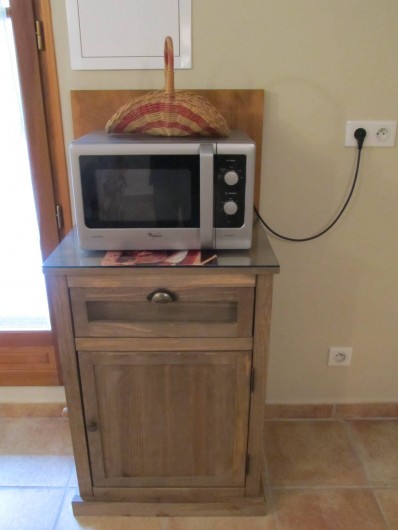 Location de vacances - Studio à Ansouis - - Micro-onde avec petit meuble de rangement .
