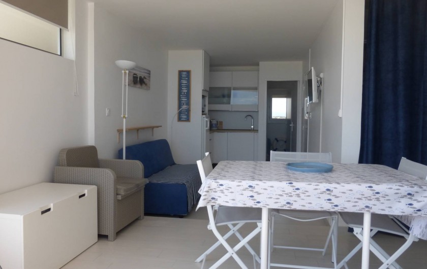 Location de vacances - Appartement à Canet-en-Roussillon - Pièce principale vue de la terrasse, coffre rangement et à droite placard