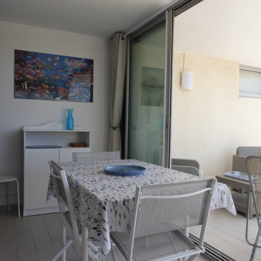 Location de vacances - Appartement à Canet-en-Roussillon - Baie vitrée repliée permettant d'ouvrir l'espace sur la terrasse.