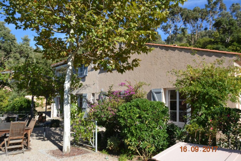 Location de vacances - Villa à Les Issambres - la maison vue du jardin