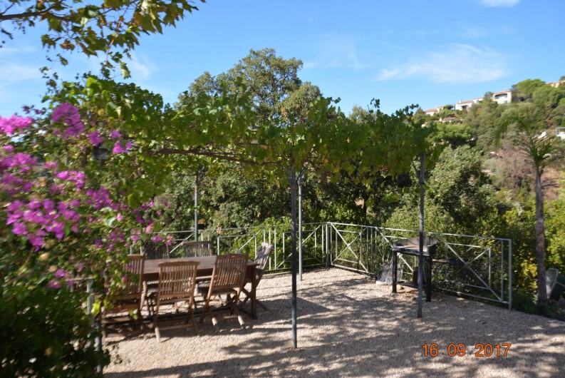Location de vacances - Villa à Les Issambres - terrasse avec la tonnelle
