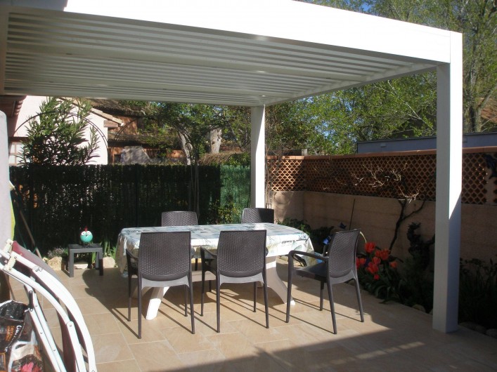 Location de vacances - Maison - Villa à Portiragnes Plage - terrasse arrière avec pergola bioclimatique