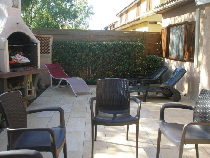 Location de vacances - Maison - Villa à Portiragnes Plage - terrasse arrière avec barbecue