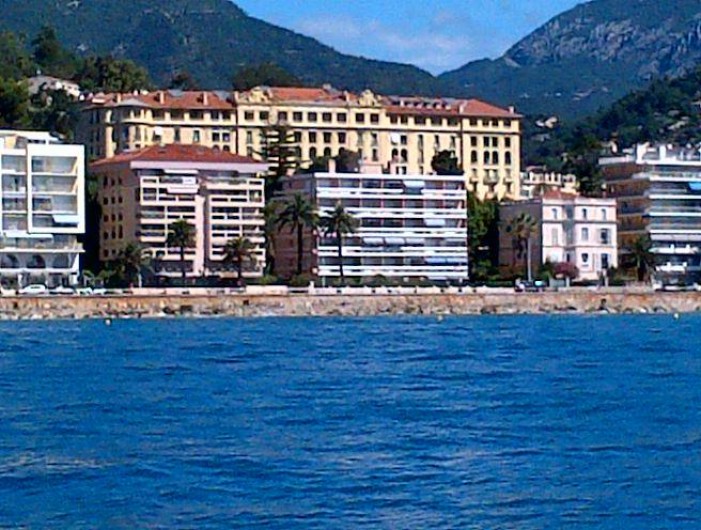 Location de vacances - Appartement à Menton - immeuble face mer