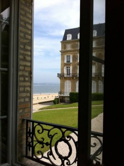 Location de vacances - Appartement à Trouville-sur-Mer - Fenêtre du séjour avec vue mer et terrasse