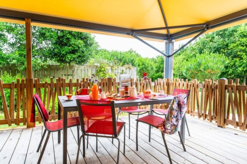 Location de vacances - Chambre d'hôtes à Locoal-Mendon - Ambiance petit-déjeuner sous la pergola