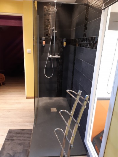 Location de vacances - Appartement à Beaune - Grande douche à l'italienne !