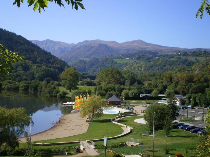 Location de vacances - Hôtel - Auberge à Chambon-sur-Lac - plage en bas de l'hotel
