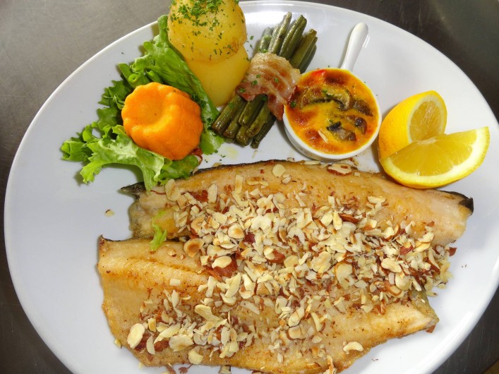 Location de vacances - Hôtel - Auberge à Chambon-sur-Lac - filet de truite aux noisettes