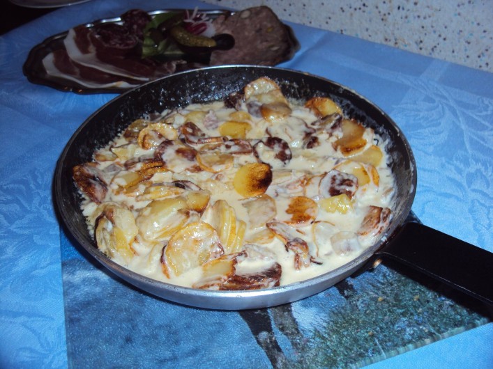 Location de vacances - Hôtel - Auberge à Chambon-sur-Lac - truffade pomme de terre poelée avec du cantal fromage d'Auvergne
