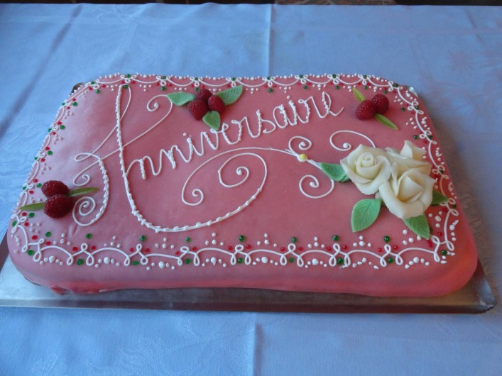 Location de vacances - Hôtel - Auberge à Chambon-sur-Lac - gateau framboisier maison