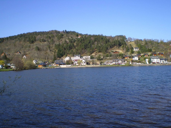 Location de vacances - Hôtel - Auberge à Chambon-sur-Lac - l l'hotel photo prise du chemin tour du lac