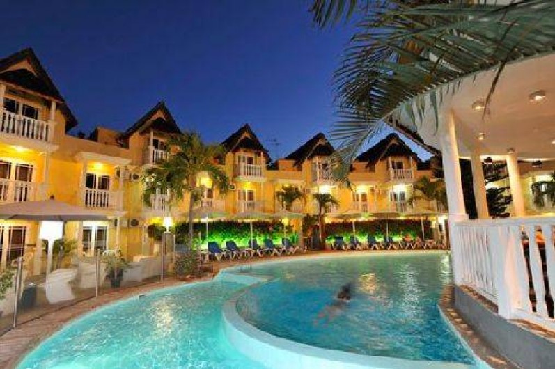 Location de vacances - Appartement à Saint-Gilles les Bains - Piscine