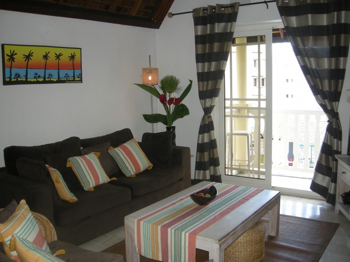 Location de vacances - Appartement à Saint-Gilles les Bains - Salon - canapé convertible