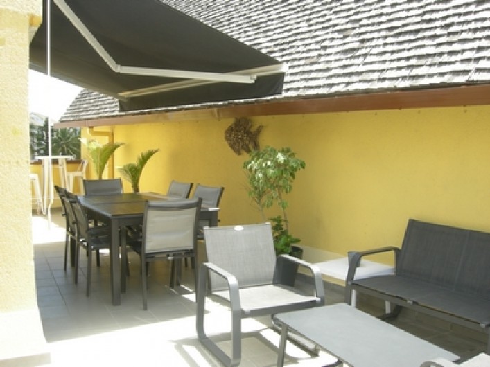 Location de vacances - Appartement à Saint-Gilles les Bains - Terrasse protégée par store banne