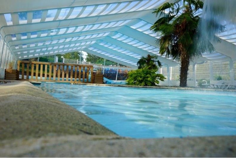 Location de vacances - Camping à Warlincourt-lès-Pas - piscine couverte chauffée découvrable avec toboggans
