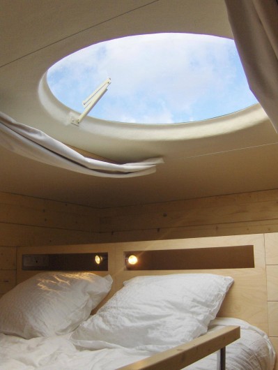 Location de vacances - Insolite à La Chapelle-Blanche-Saint-Martin - Carré d'étoiles le lit 160x200 cm accessible par une échelle