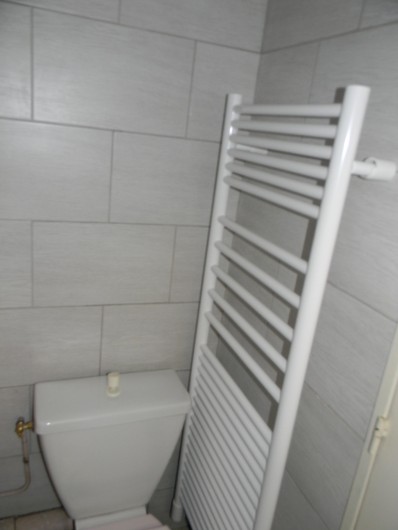 Location de vacances - Studio à Cauterets - wc avec radiateur sèche serviette